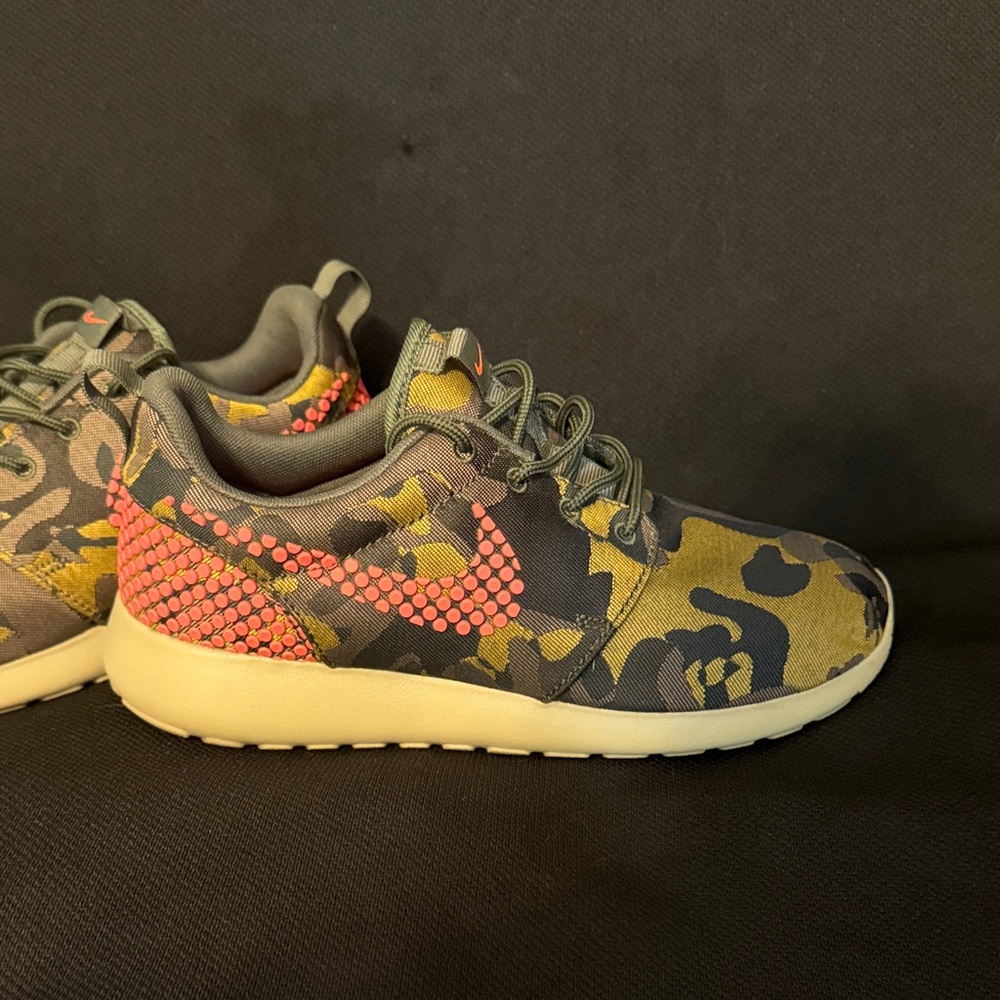 Nike roshe one sneakers , atomic pink and camo print - Picture 1 of 7